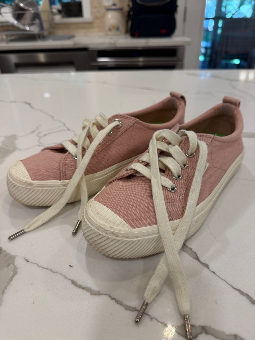 Cariuma Low-Top Canvas Sneakers in Dusty Pink and Cream Laces